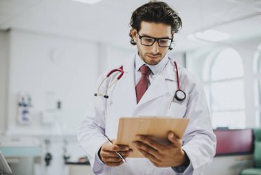 Erkek doktor bir tıbbi rapor okuma