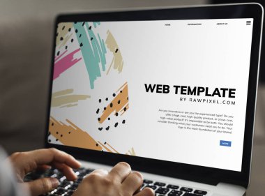 Bir web şablonu laptop üzerinde çalışıyor