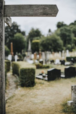 Ahşap bir mezarlık tabelaya