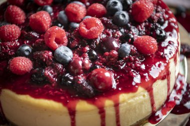 Bir cheesecake closeup ile karışık meyveli kaplı