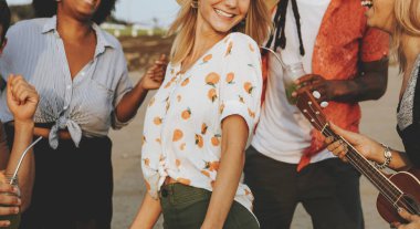 Şarkı ve dans plajda arkadaş