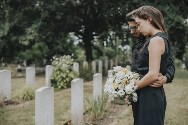 Couple Standing Together Gravestone — Stock Photo, Image