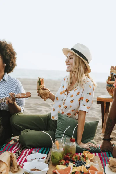 Freunde Beim Sommerlichen Picknick Strand — Stockfoto
