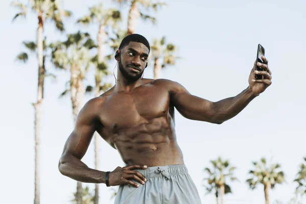 Fit Mens Een Selfie Nemen Het Strand — Stockfoto