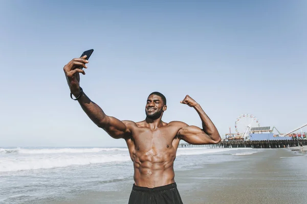 Sprawny Człowiek Biorąc Selfie Przez Molo Santa Monica — Zdjęcie stockowe