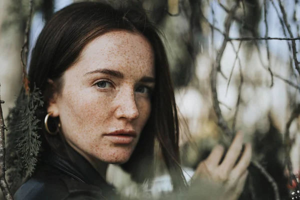 Portrait Une Jeune Femme Avec Des Taches Rousseur — Photo