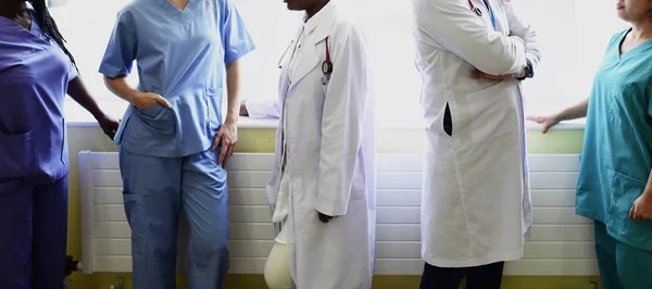 Grupo Profissionais Médicos Discutindo Corredor Hospital — Fotografia de Stock