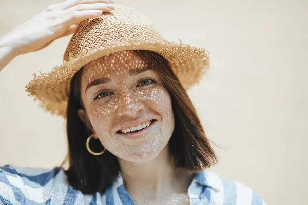 Retrato Uma Mulher Alegre Usando Chapéu Palha — Fotografia de Stock