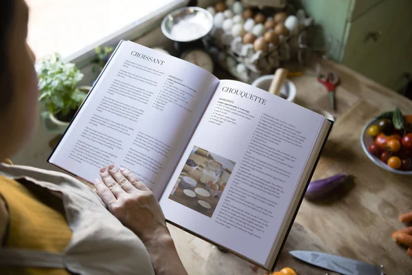 Mulher Feliz Lendo Livro Receitas Cozinha — Fotografia de Stock