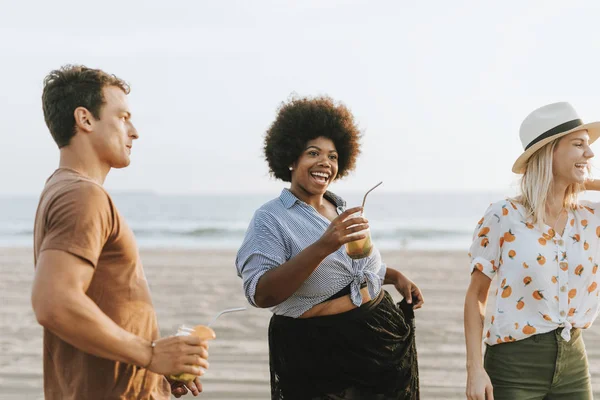 Freunde Tanzen Strand — Stockfoto