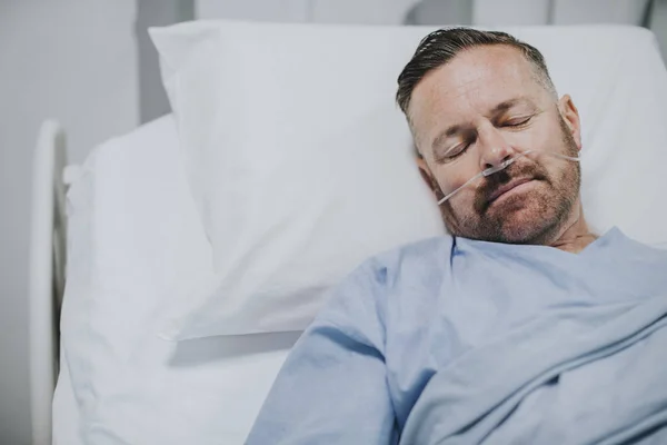 Zieke Man Een Ziekenhuisbed — Stockfoto