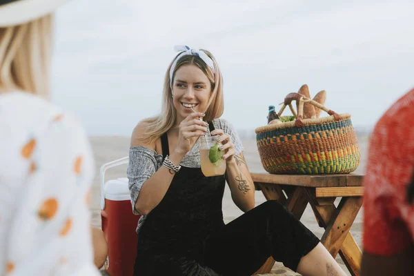 Mulher Bebendo Mojito Uma Festa Praia — Fotografia de Stock