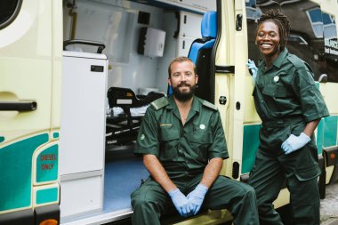 Sağlık görevlileri ambulans ile takım