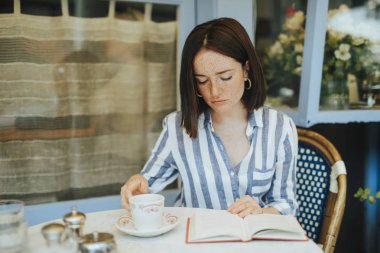 Kadın bir kafede bir kitap okuma