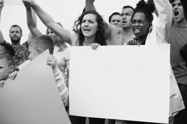 Grup kızgın eylemciler protesto ediyor