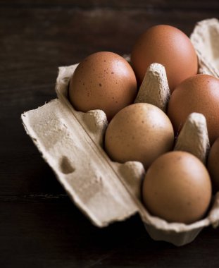 Taze organik yumurta bir kağıt kutu içinde closeup