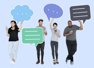 insanlar holding renkli konuşma balonları