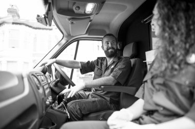 Sağlık görevlisi adam ambulans sürüş