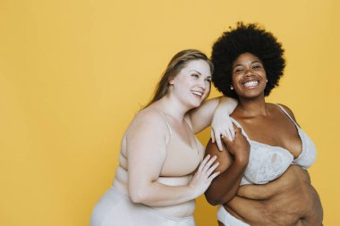Emin çeşitli kadın curvy organları ile