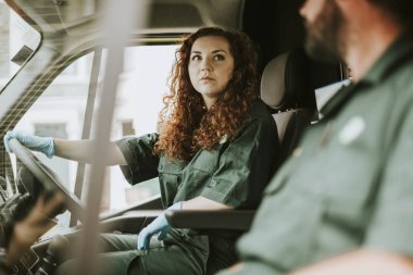 Sağlık görevlisi kadın ambulans sürüş