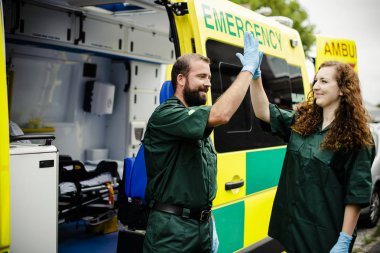 Sağlık görevlileri ambulans ile iş yerinde