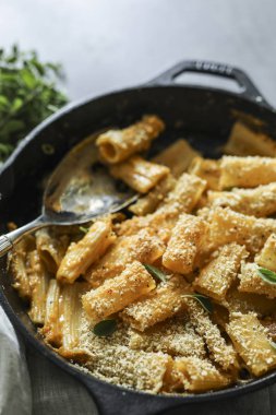 Ev yapımı vegan Mac n peynir pişmiş.