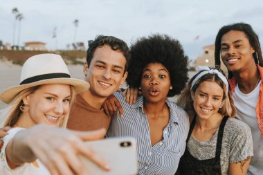 plajda bir selfie alarak arkadaşlar