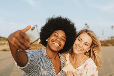 Kadın plajda bir selfie alarak