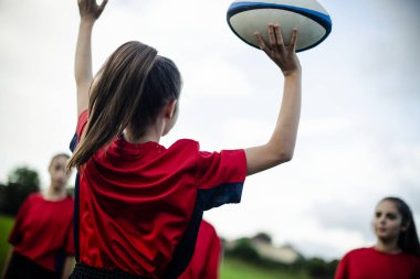 Bir top ile atlama kadın rugby oyuncusu