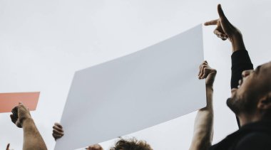 Grup kızgın eylemciler protesto ediyor