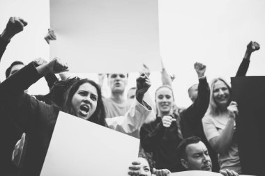 Grup kızgın eylemciler protesto ediyor