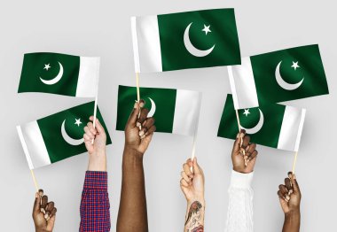 Pakistan bayrakları sallayarak elleri