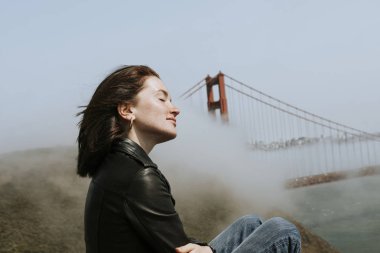 Golden Gate Köprüsü San Francisco bir görünümü ile serin bir esinti zevk kadın