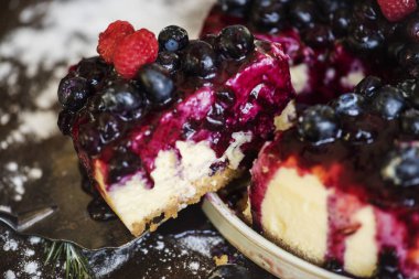 Closeup çilek cheesecake bir dilim kes şunu