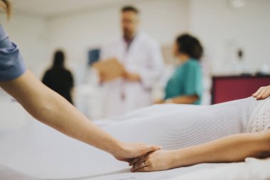 Yoğun bir hastaya rahatlatıcı hemşire