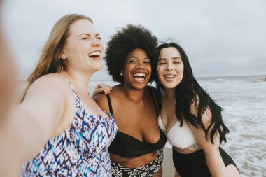 Güzel düzgün vücutlu kadın plajda bir selfie alarak