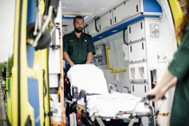 Sağlık görevlileri ambulans ile iş yerinde