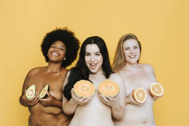 Çeşitli curvy çıplak kadın göğüsleri üzerinde meyve tutan