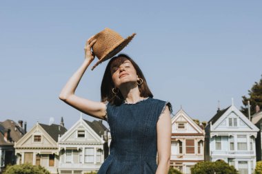 Boyalı hanımlar, San Francisco, ABD önünde duran kadın