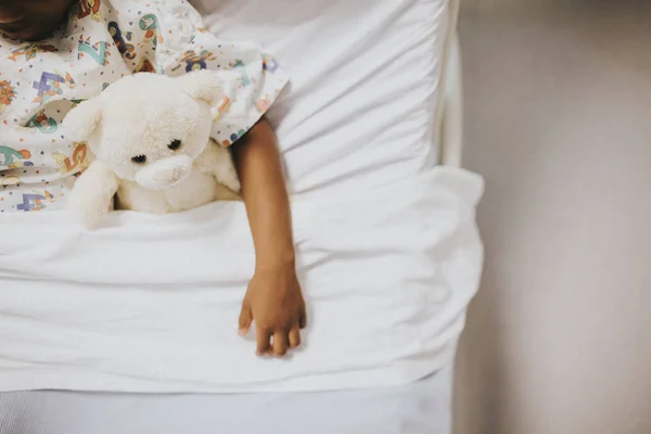 Niña Durmiendo Una Cama Hospital — Foto de Stock