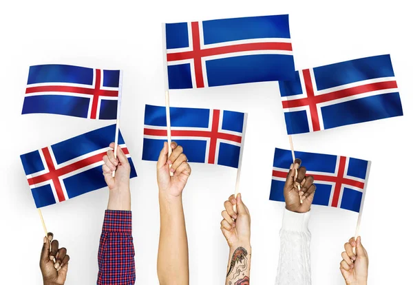 Χέρια Που Κυματίζουν Τις Σημαίες Της Ισλανδίας — Φωτογραφία Αρχείου
