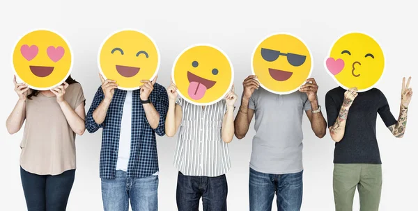 Diversas Personas Sosteniendo Emoticonos Felices —  Fotos de Stock