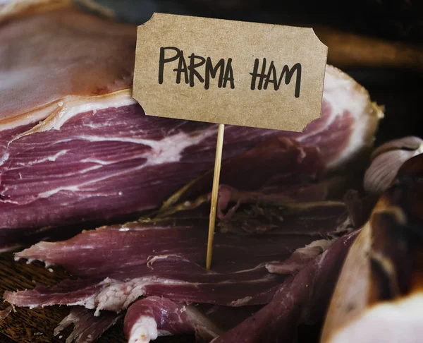 Parmaham Een Houten Tafel — Stockfoto