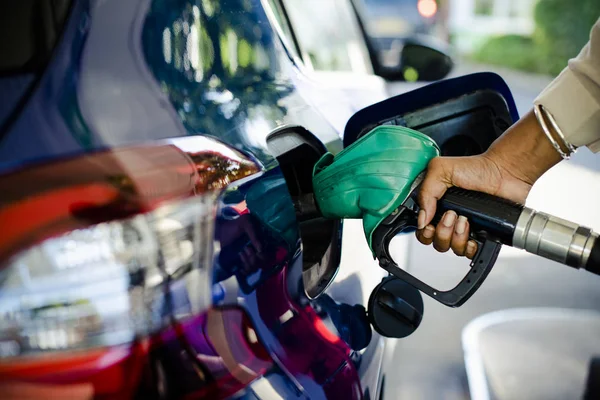 Mann Tankt Gas Seinem Auto — Stockfoto