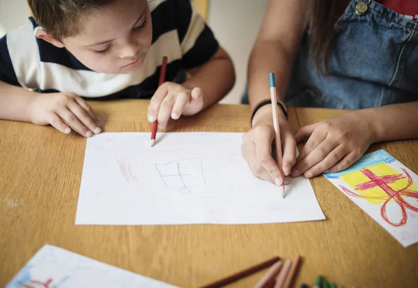 Zus Broer Tekening Aan Een Tafel — Stockfoto