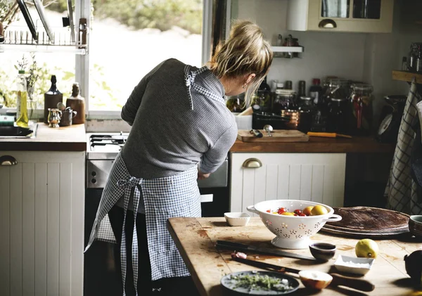 Mulher Preparando Jantar Cozinha — Fotografia de Stock