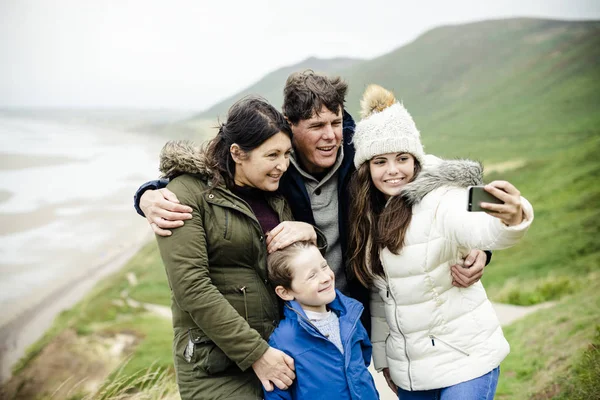 Familia Feliz Tomando Selfie — Foto de Stock