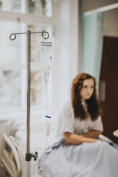 Paciente Recibiendo Goteo Por Vía Intravenosa — Foto de Stock