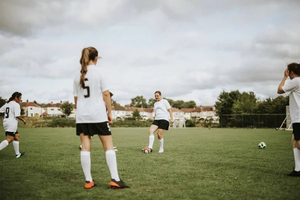 Jogadoras Futebol Treinando Campo — Fotografia de Stock