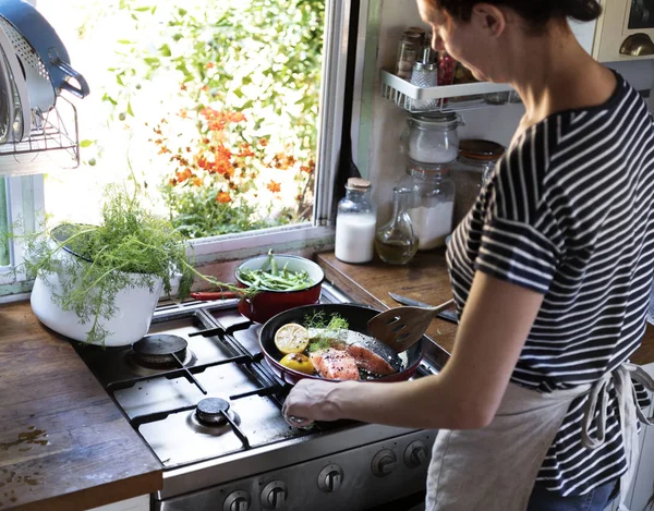 Frau Kocht Lachs Einer Pfanne — Stockfoto